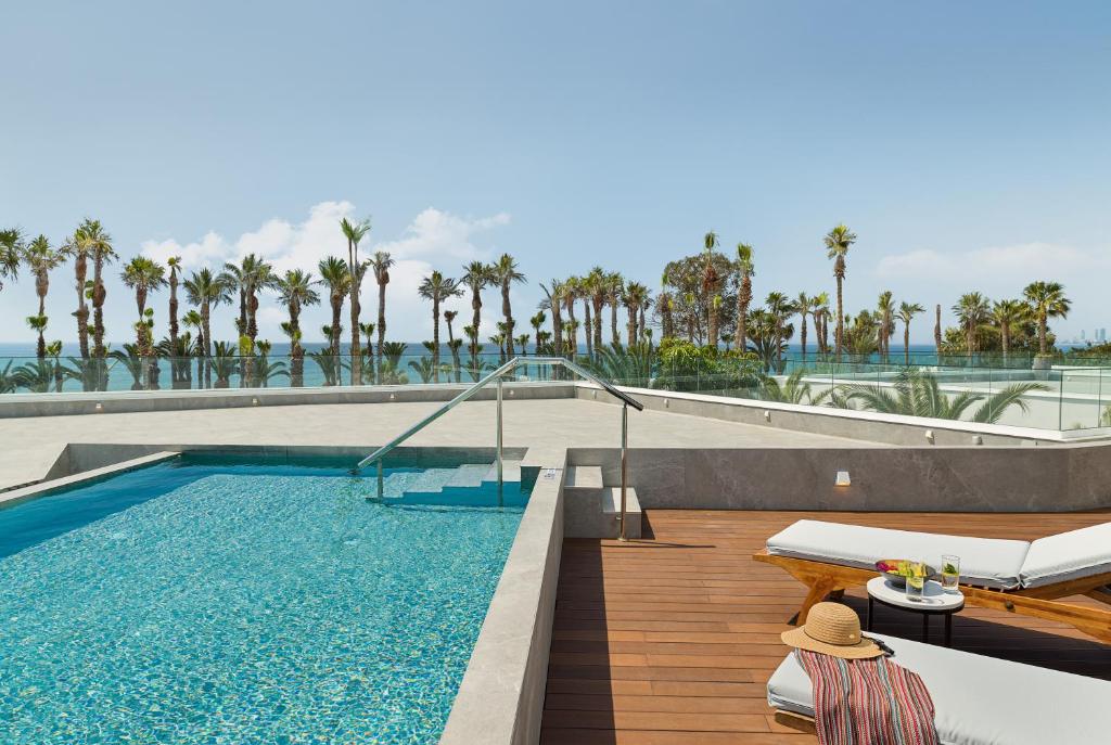 Jūras skats no The GrandResort Limassol Cyprus jumta terases ar baseinu.
