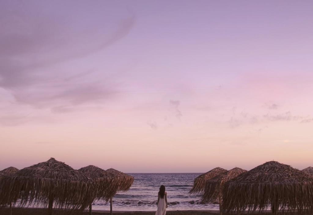 Jūras piekraste ar saulrietu pie The GrandResort Limassol Cyprus