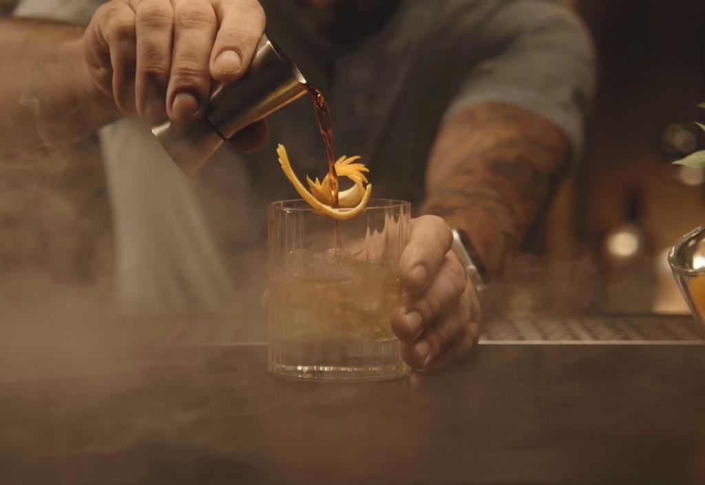 Bārmenis gatavo kokteili viesnīcā The GrandResort Limassol Cyprus