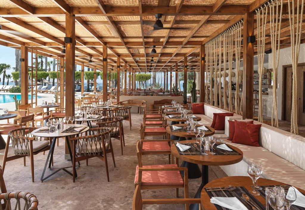 Āra restorāns pie baseina The GrandResort Limassol Cyprus
