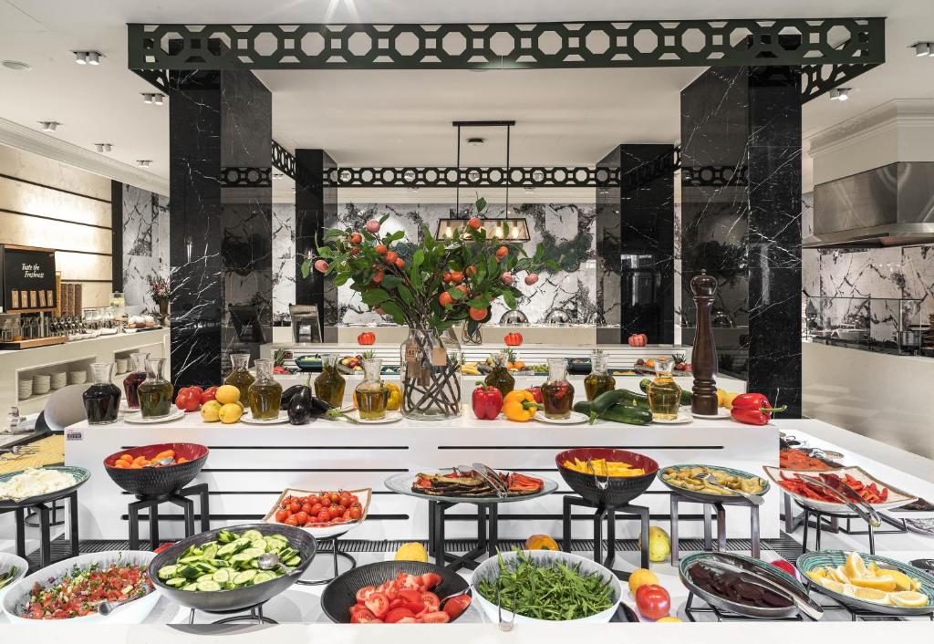 Viesnīca The GrandResort Limassol Cyprus piedāvā bagātīgu bufeti.