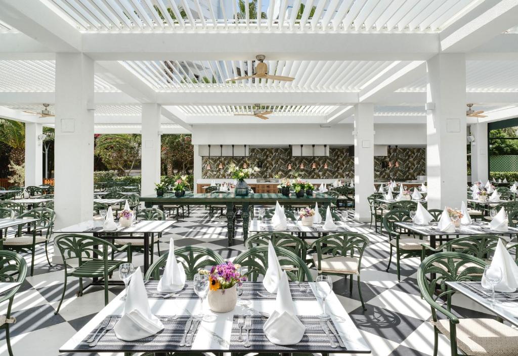 Āra restorāns ar elegantām mēbelēm The GrandResort Limassol Cyprus.