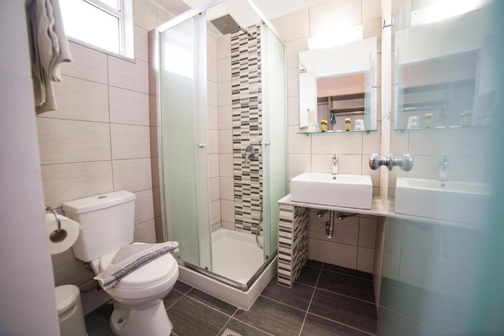 Mūsdienīgs vannas istabas dizains Lardos Bay viesnīcā ar dušu un plašu spoguli.