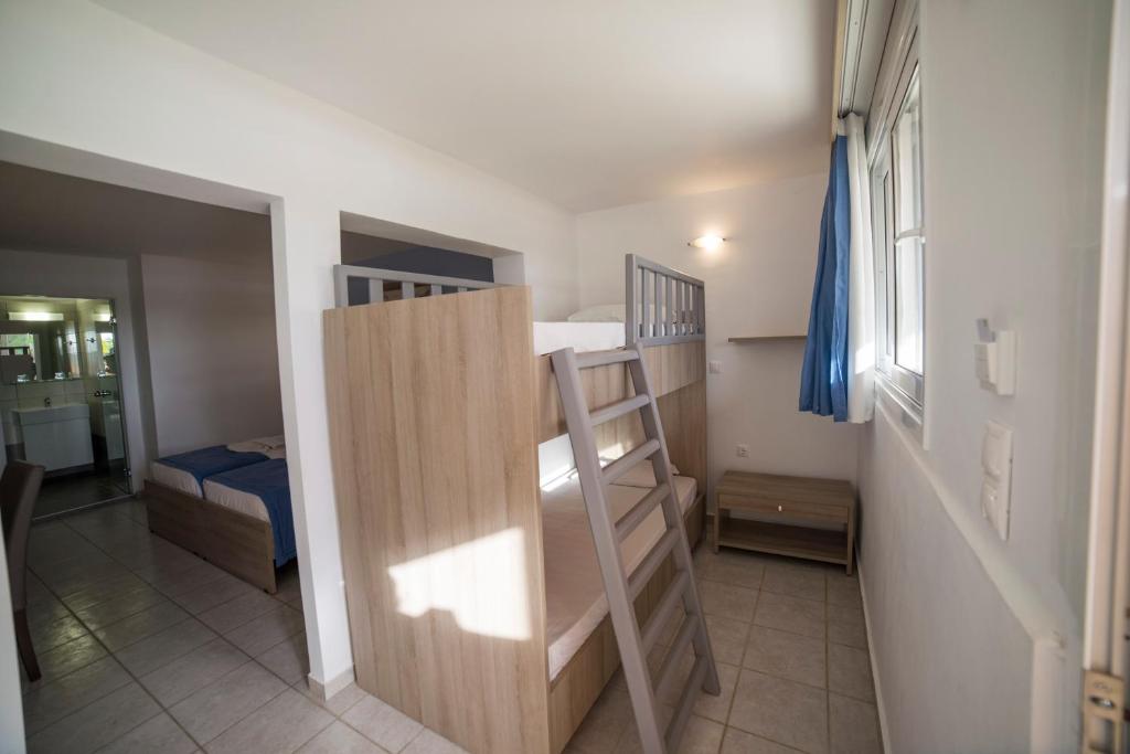 Lardos Bay numurs ar divguļamo gultu un bērnu gultiņu