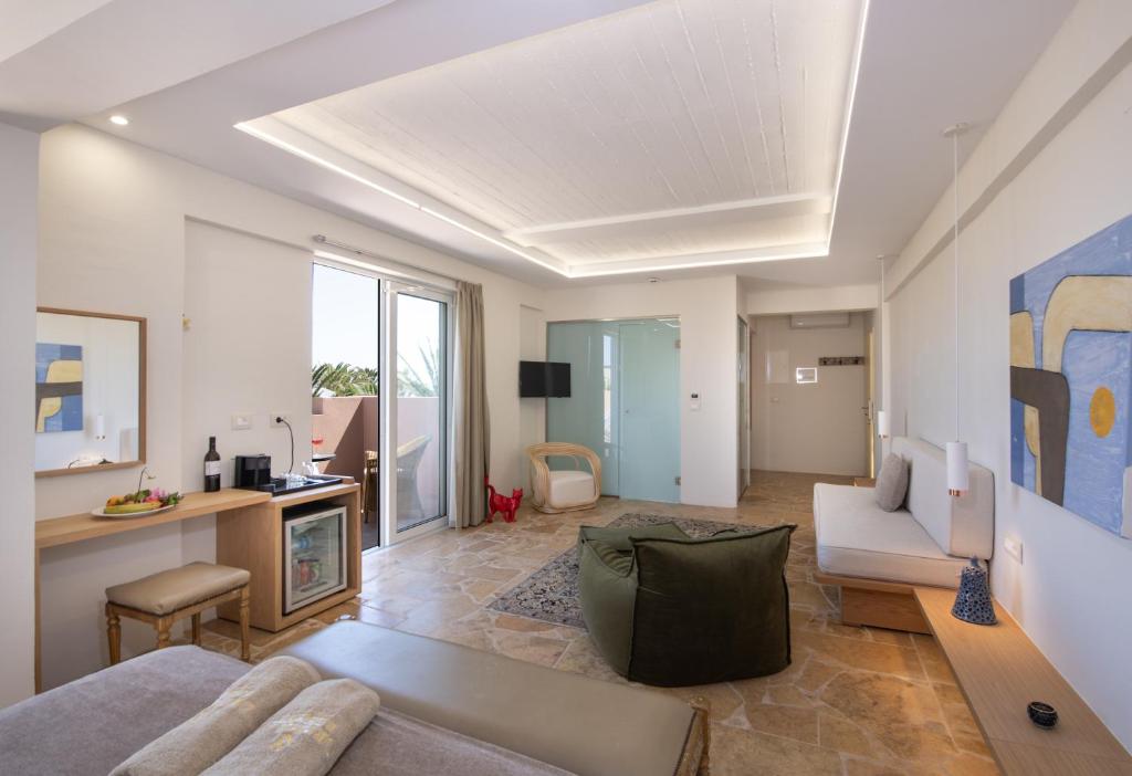 Mūsdienīga viesnīcas istaba ar plašu interjeru, ērtām mēbelēm un dabisku apgaismojumu. Telpā ir balkons, mini ledusskapis un mākslas darbi uz sienām.