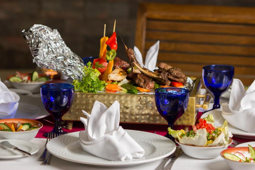 Svaiga un krāsaina maltīte ar gaļas ēdieniem un dārzeņiem, pasniegta uz galda kopā ar salātiem un dzērieniem. Ideāla izvēle svinībām vai ģimenes vakariņām.