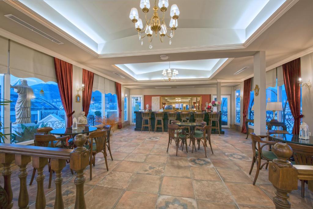 Elegantā bāra zona viesnīcā Antique Roman Palace ar skatu uz apkārtni.