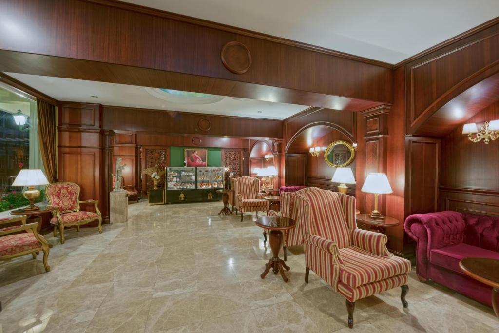 Antique Roman Palace eleganta viesnīcas uzgaidāmā telpa ar siltu apgaismojumu