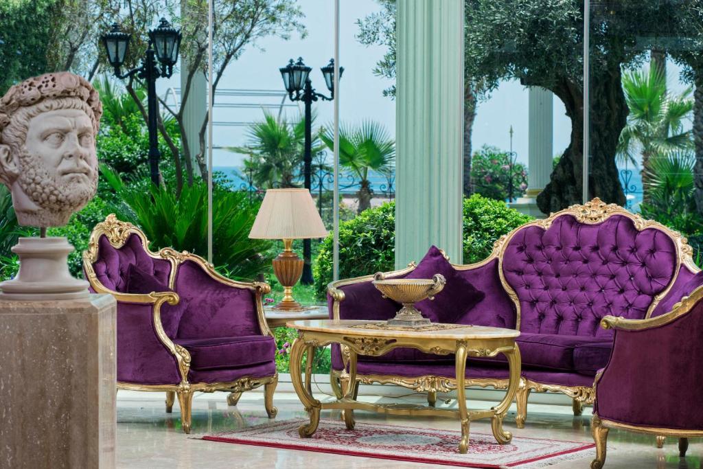 Eleganta atpūtas zona ar purpura krāsas mēbelēm, Antique Roman Palace.