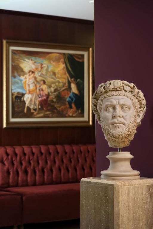 Antique Roman Palace viesnīcas interjers ar mākslas darbiem un skulptūru