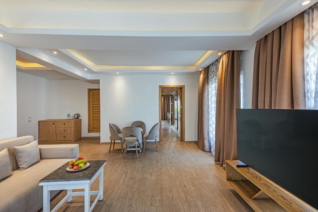 Mūsdienīgs numurs Sunrise Garden Beach Resort ar viesistabu un virtuvīti.