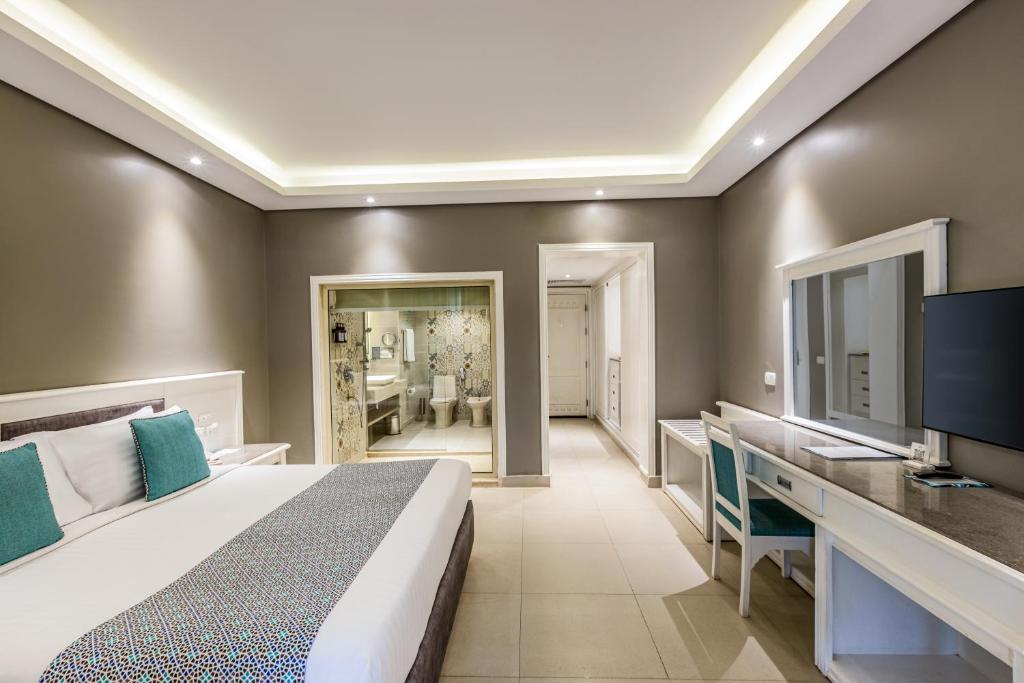 Mūsdienīgs numurs ar skatu uz vannas istabu Sunrise Garden Beach Resort