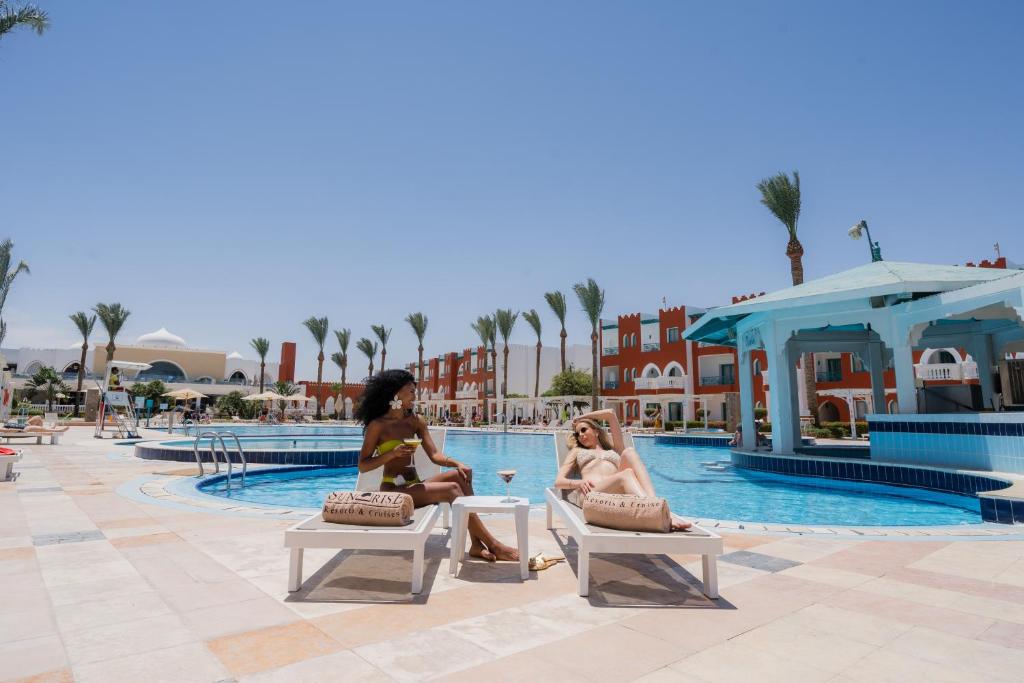 Divas sievietes atpūšas pie baseina Sunrise Garden Beach Resort