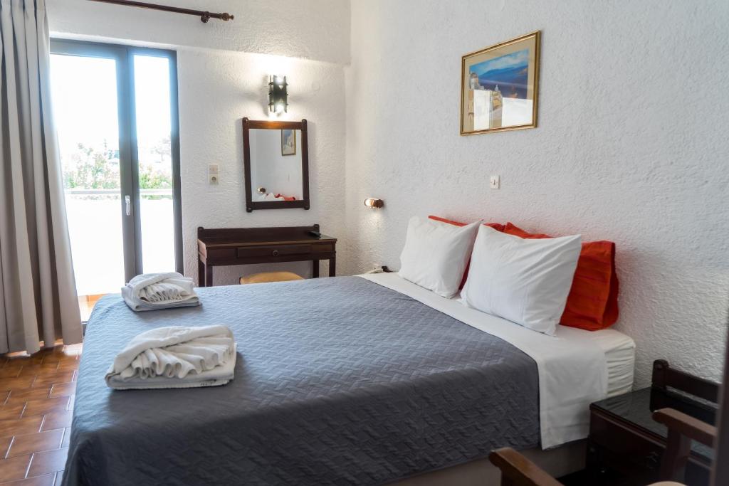 Gaiša un mājīga viesnīcas numuriņa interjers ar ērtu gultu, koka mēbelēm un balkonu, kas nodrošina dabīgu apgaismojumu. Ideāla vieta atpūtai un relaksācijai.