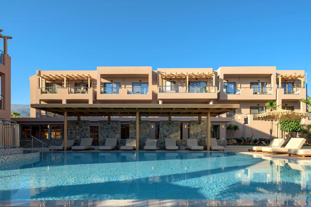 Mūsdienīgs kūrorts ar baseinu un balkoniem, kas piedāvā relaksējošu atmosfēru un skaistu skatu uz debesi. Ideāla vieta atpūtai un izklaidei.