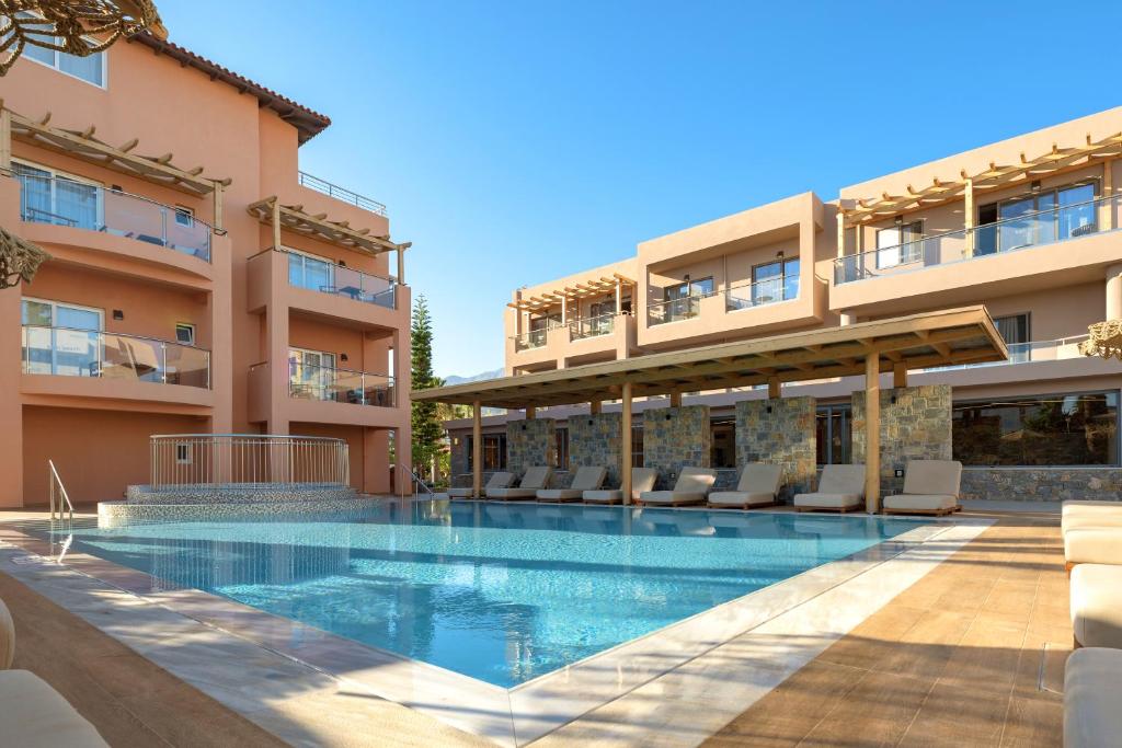 Moderns viesnīcas komplekss ar baseinu un saules gultām, piedāvā relaksējošu atmosfēru. Apkārtne ir apzaļumota un saulaina, radot ideālu vietu atpūtai.