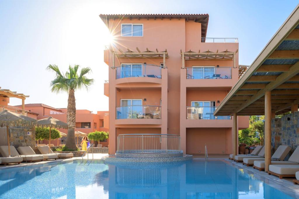 Viesnīca ar baseinu un saules gultām, apkārt palmām un saulē spīdošiem logiem, radot relaksējošu atmosfēru. Ideāli piemērota atpūtai un brīvdienām.