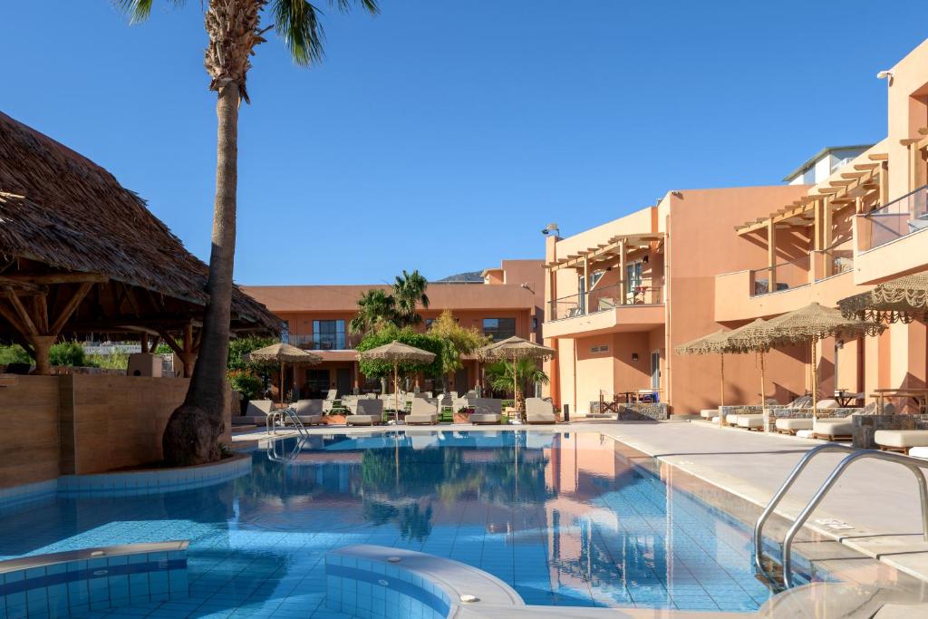 Peldbaseins ar palmām un sauļošanās krēsliem, apkārt viesnīcas kompleksam ar modernu arhitektūru un atpūtas zonām. Ideāla vieta relaksācijai un atpūtai.