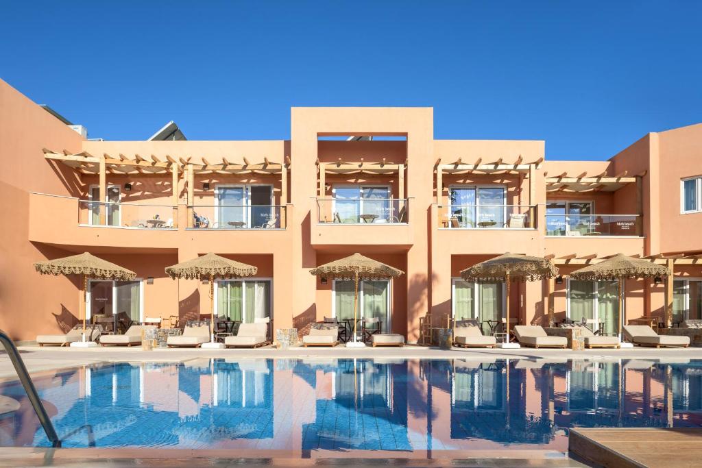 Mūsdienīga viesnīca ar baseinu un saulessargiem, harmoniski iekļauta apkārtējā ainavā. Viesnīcas ēka ar terasēm un plašām logiem rada patīkamu atmosfēru atpūtai.