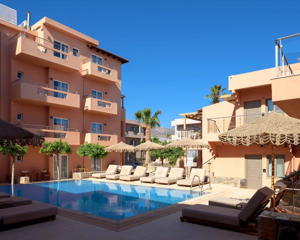 Mūsdienīgs viesnīcas komplekss ar baseinu, saulessargiem un ērtām gultām, apkārt palmām un dzīvīgām zaļām augiem. Ideāla vieta atpūtai saulainā laikā.