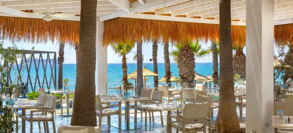 The GrandResort Limassol Cyprus āra restorāns ar jūras skatu