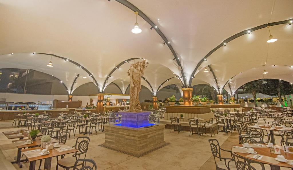 Adams Beach luksusa restorāns ar elegantu apgaismojumu