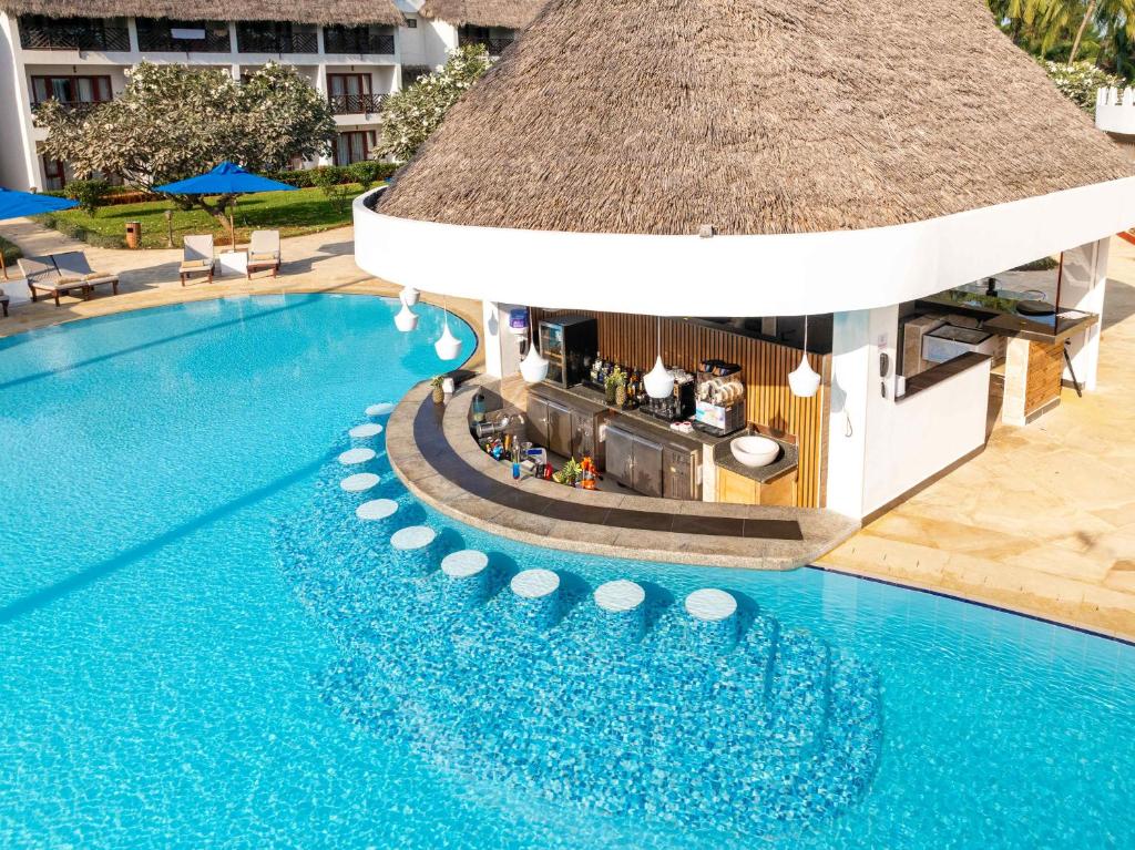 Baseins ar bāru, Nungwi Beach Resort by Turaco