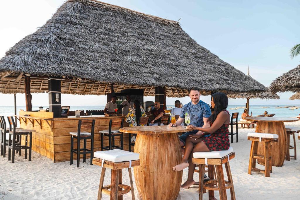 Nungwi Beach Resort by Turaco pludmales bārs ar salmu jumtu
