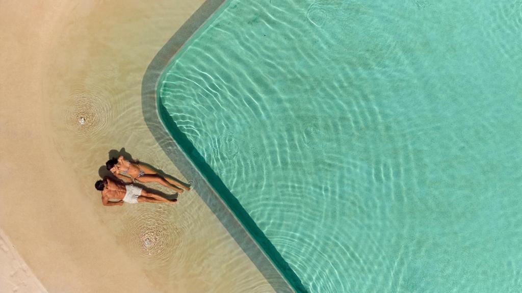 Pāris atpūšas pie baseina Anda Barut Collection.