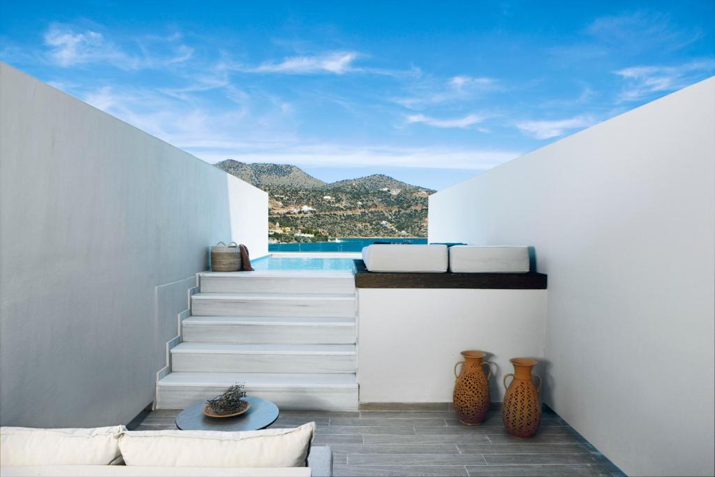 Privāta terase ar skatu uz jūru pie Mirabello Bay Luxury Resort