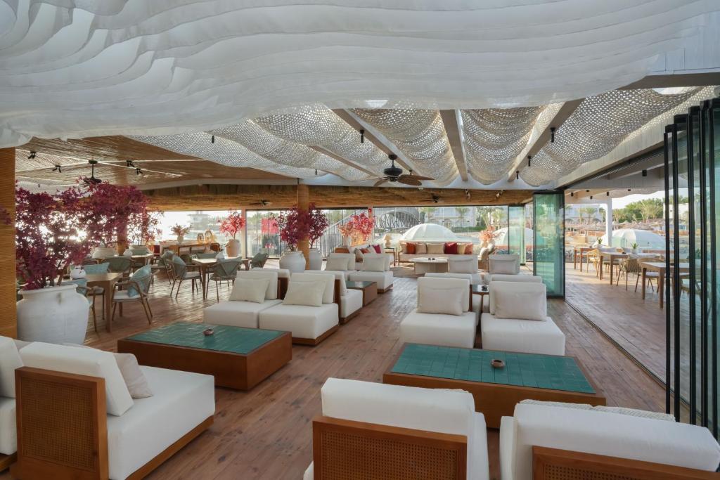 Desert Rose Resort terase ar mūsdienīgu dizainu un ērtām sēdvietām.