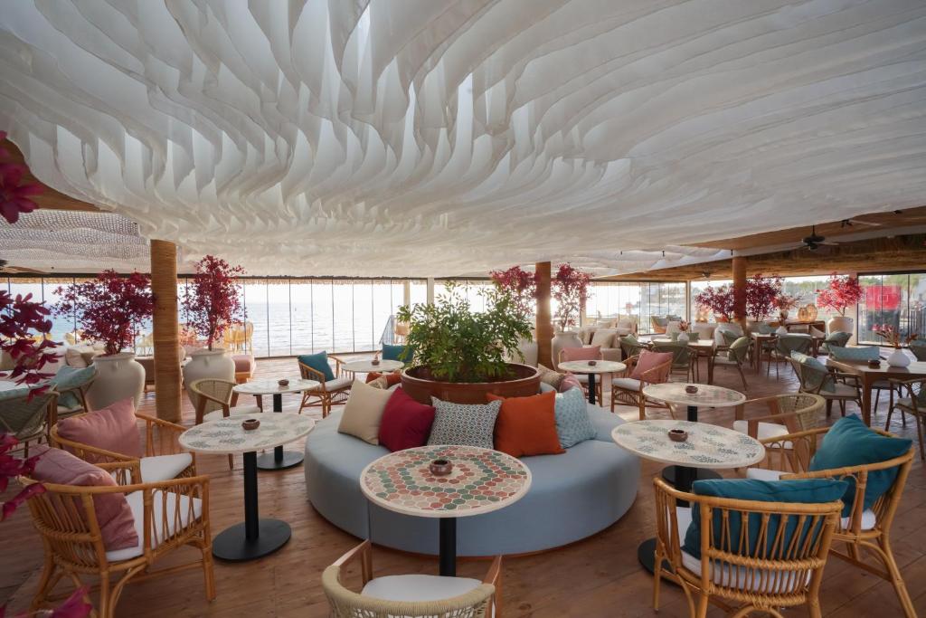 Desert Rose Resort elegant restaurant with sea view.