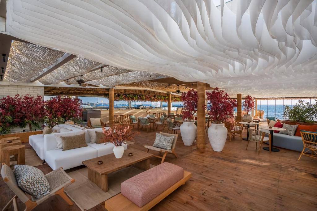 Desert Rose Resort pludmales terase ar jūras skatu