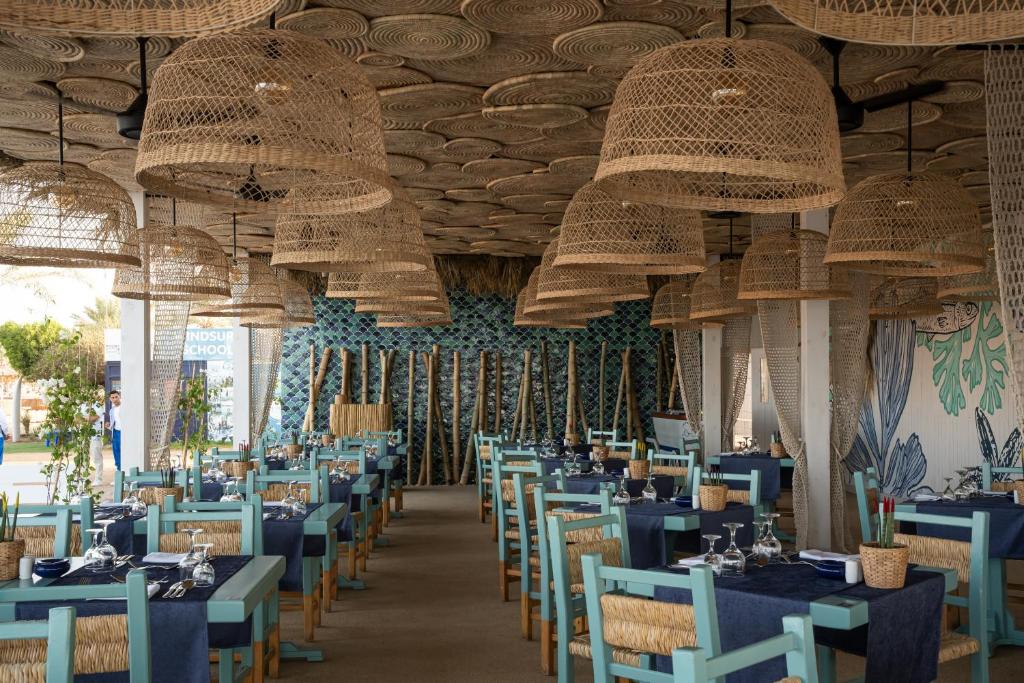 Desert Rose Resort restorāns ar dabisku dekoru.