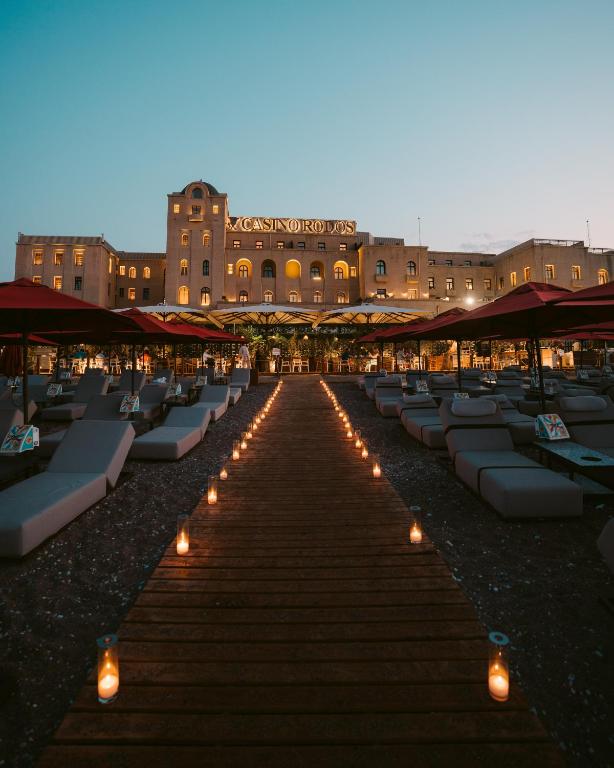 Vakarā apgaismota pastaigu taka pie Grande Albergo Delle Rose.