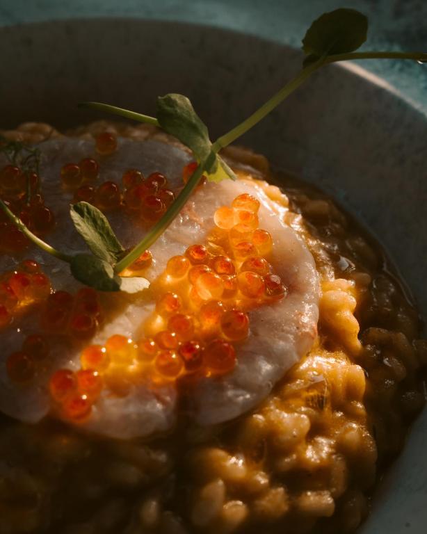 Gurķu risoto ar sarkanām ikriem no Grande Albergo Delle Rose