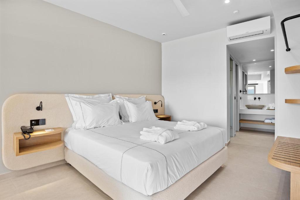 Mūsdienīgs viesnīcas numurs ar divguļamo gultu, elegantām gultas veļām un minimālistisku interjeru. Numurā ir dabiski materiāli un moderna vannas istaba.