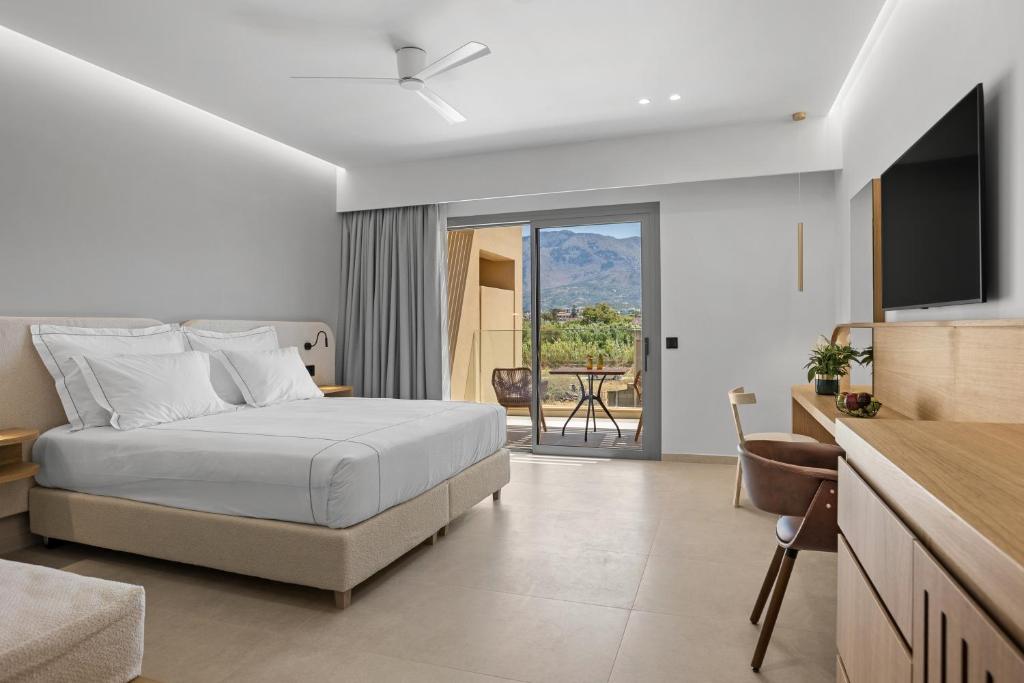 Mūsdienīgs viesnīcas numurs ar divguļamo gultu, baltiem gultas veļas komplektiem un skatu uz kalniem. Numurā ir ērti mēbelēta zona un liels logs, kas ved uz balkonu.