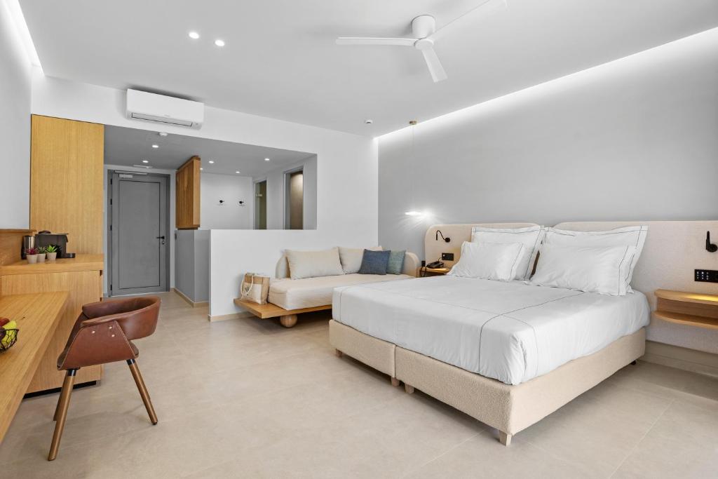 Mūsdienīgs viesnīcas numurs ar divguļamo gultu, atpūtas zonu un koka mēbelēm, kas nodrošina komfortu un eleganci. Gaismas un neitrālas krāsas rada relaksējošu atmosfēru.