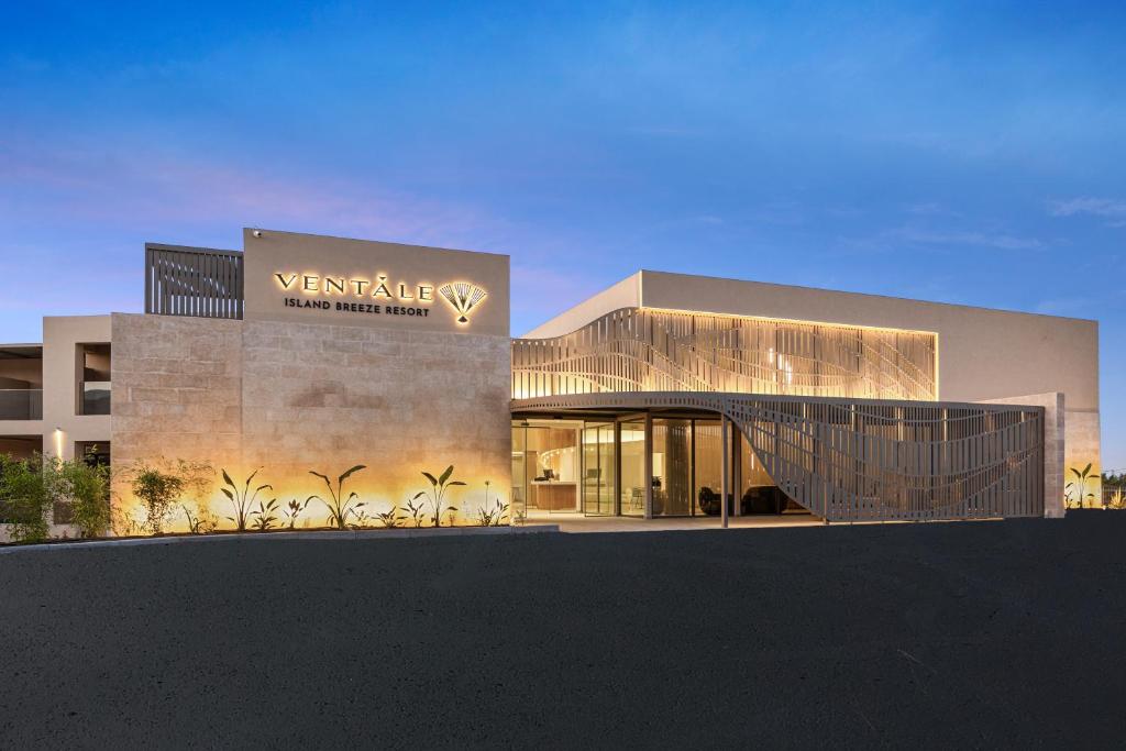 Mūsdienīgs viesnīcas "Ventāle Island Breeze Resort" eksterjers ar elegantu dizainu un apgaismojumu, kas rada aicinošu atmosfēru. Viesnīca ir izvietota ainaviskā vidē ar zaļumiem un modernām arhitektūras līnijām.