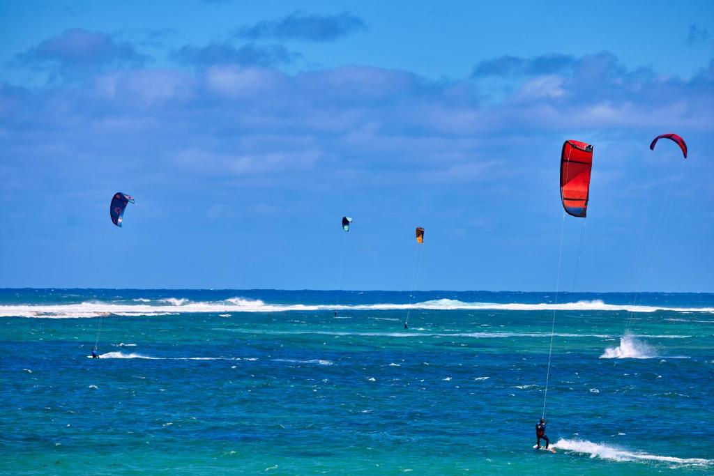 Kaitsurfinga aktivitātes piekrastē pie RIU Turquoise Mauritius