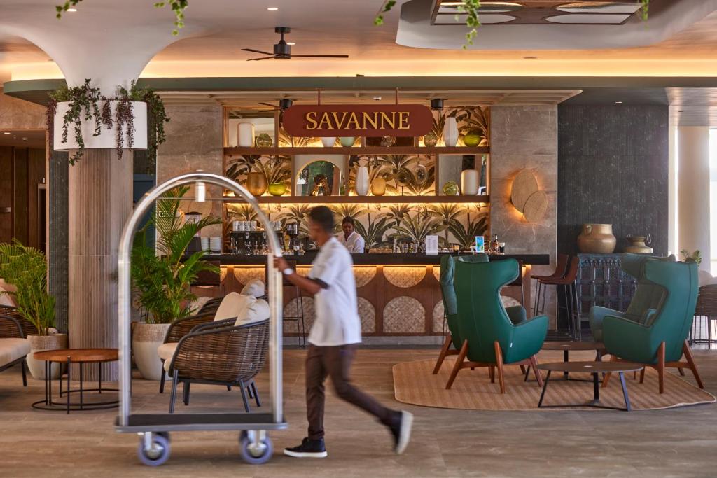 Viesnīcas RIU Turquoise Mauritius modernais bārs Savanne ar viesmīli