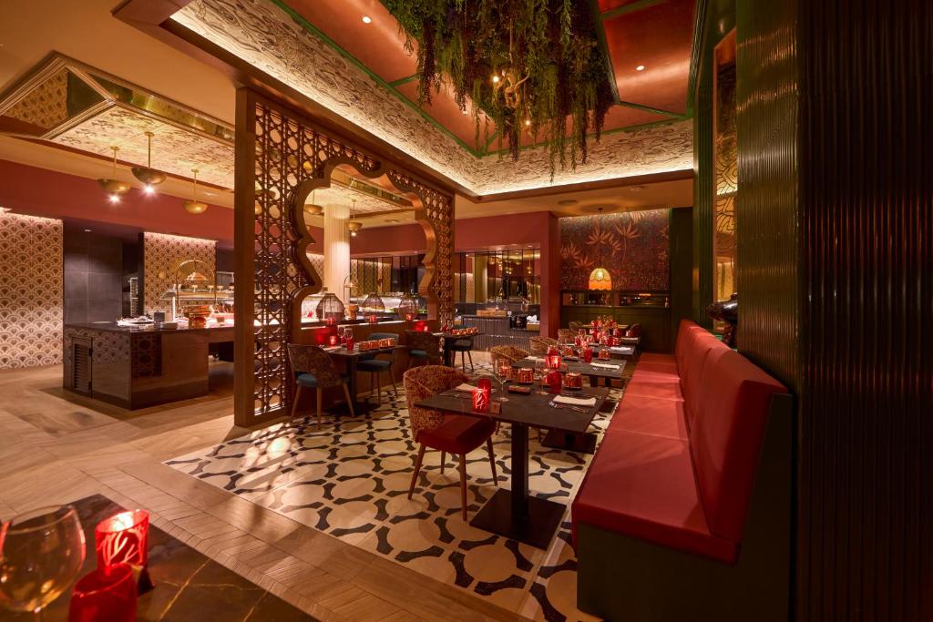 Elegants restorāns viesnīcā RIU Turquoise Mauritius ar modernu interjeru