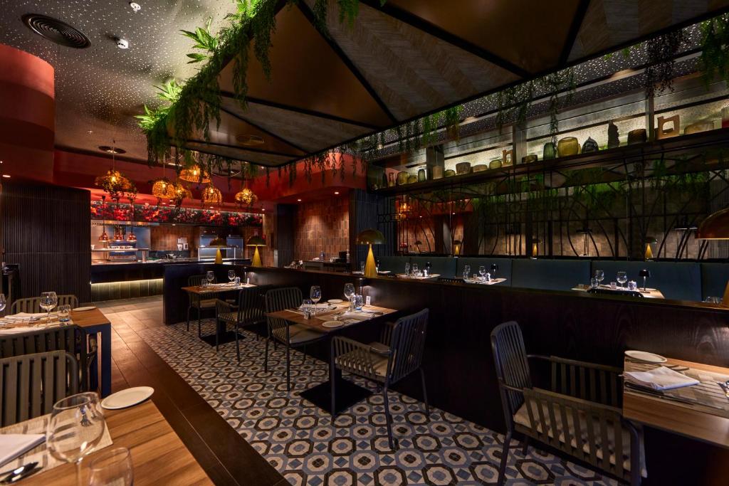 Elegants restorāns viesnīcā RIU Turquoise Mauritius ar modernu interjeru.