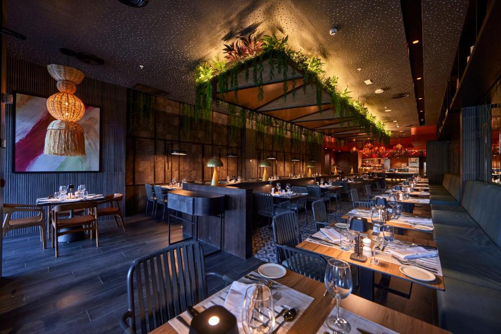 Mūsdienīgs restorāns viesnīcā RIU Turquoise Mauritius ar elegantām detaļām.