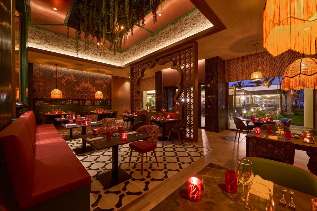 Elegant dining area at RIU Turquoise Mauritius with red candlelight.