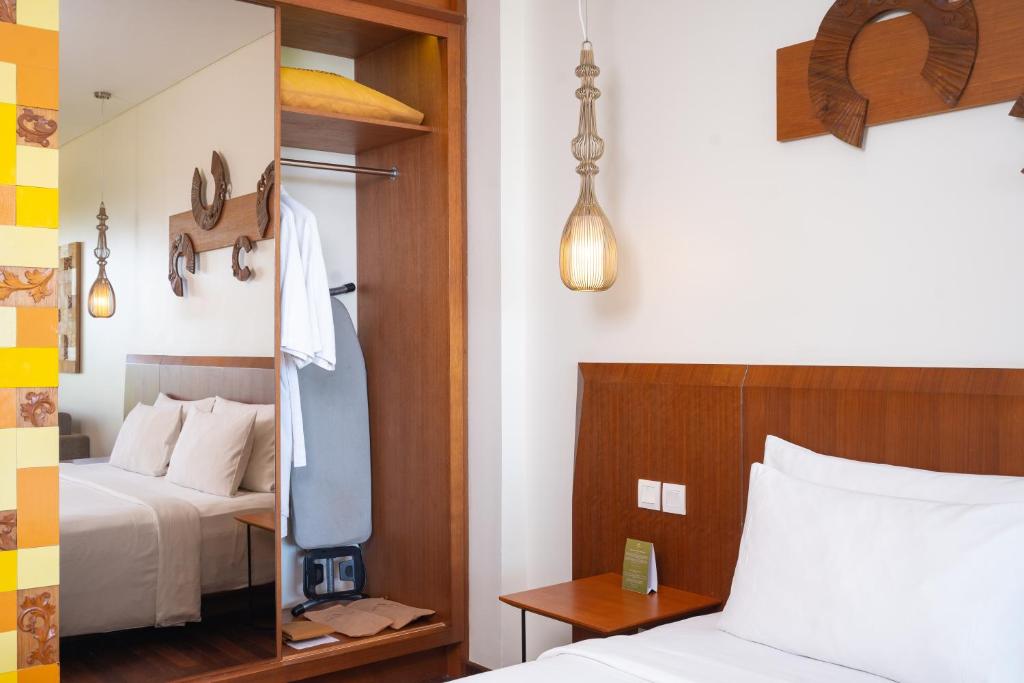 Mūsdienīgs viesnīcas numurs ar ērtu gultu, koka akcentiem un skapī ietilpstošām drēbēm. Telpā ir stilīgi gaismas ķermeņi un papildus mēbeles, kas rada mājīgu atmosfēru.