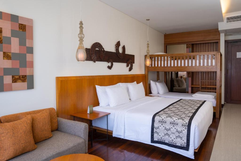 Mūsdienīgs viesnīcas numurs ar divguļamo gultu un diviem atsevišķiem gultasveļas komplektiem, rotāts ar stilīgu mākslas darbu un krāšņu apgaismojumu. Ideāli piemērots ģimenēm vai grupām.