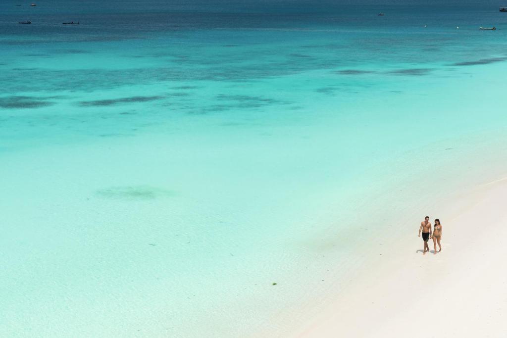 RIU Palace Zanzibar balto smilšu pludmale un dzidri zilā jūra