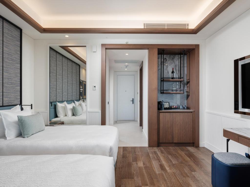 Moderns numurs ar divām gultām un mini bāru Anda Barut Collection